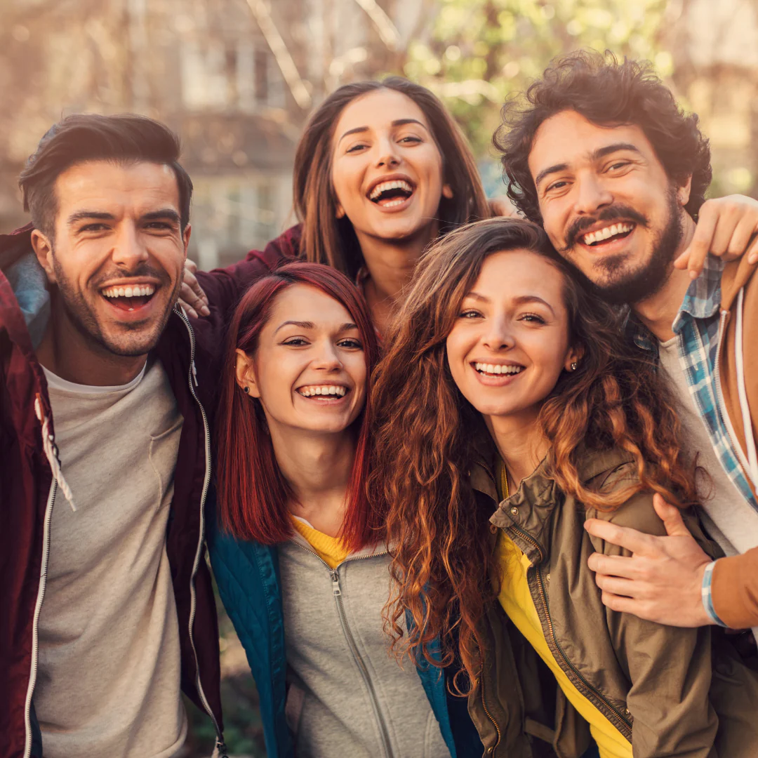 Pessoas felizes sorrindo